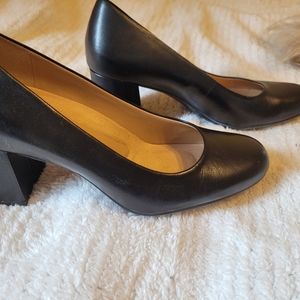 Black leather round toe pumps